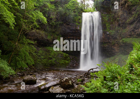 Image Henrhyd longue exposition de cascades dans Brecon Beacons, Galles, Royaume-Uni Banque D'Images