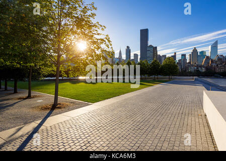 Coucher du soleil à Manhattan Midtown East de l'allée pavée de Franklin D. Rosevelt Quatre Libertés Park. Roosevelt Island, New York City Banque D'Images