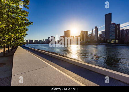 Vue du coucher de Manhattan Midtown East de l'île de Roosevelt (Franklin D. Rosevelt Quatre Libertés Park). New York City Banque D'Images