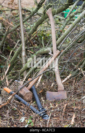 Outils pour la pose de haie à un salon de l'agriculture. Lechlade, Gloucestershire, Cotswolds, Royaume-Uni Banque D'Images