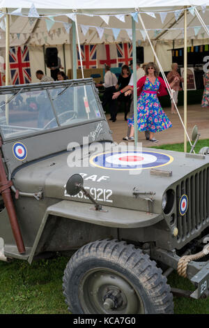 Vieille Jeep RAF en face de personnes dansant dans la danse vintage tente à l'automne de Malvern, Worcestershire, Royaume-Uni afficher Banque D'Images