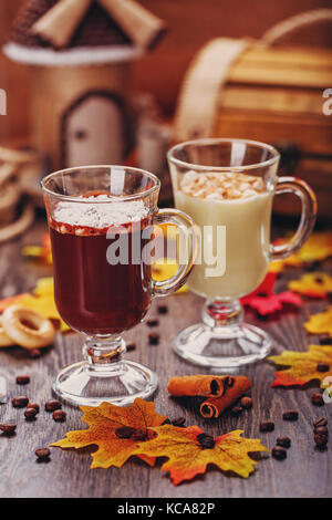 Dessert au chocolat. dans un verre à cocktail. Banque D'Images