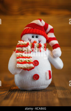 Poupée de Noël : snowman avec bonnet et écharpe pour décoration de Noël. Banque D'Images