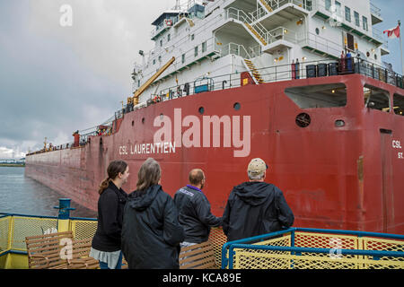 Sault Sainte Marie, Michigan - touristes sur une excursion en bateau autour de la Soo Locks obtenez une vue étroite de la CSL Laurentien, un cargo de fret en vrac attendent d'entrer t Banque D'Images