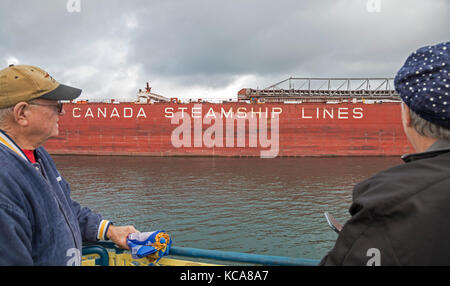 Sault Sainte Marie, Michigan - touristes sur une excursion en bateau autour de la Soo Locks regarder la csl laurentien, un cargo de fret en vrac attendent pour entrer les serrures. Le Banque D'Images