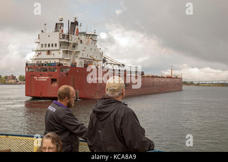 Sault Sainte Marie, Michigan - touristes sur une excursion en bateau autour de la Soo Locks regarder la csl laurentien, un cargo de fret en vrac attendent pour entrer les serrures. Le Banque D'Images