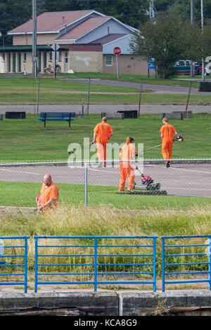 Sault Sainte Marie, Michigan - les détenus de la prison du comté de chippewa n à l'entretien de pelouse cloverland centrale hydroélectrique. Banque D'Images