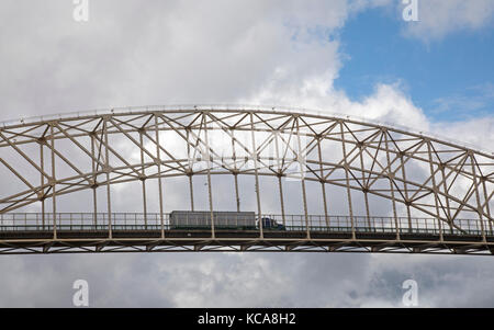 Sault Ste Marie, Michigan - Un camion se dirige vers le Canada sur le pont autoroutier international reliant les États-Unis et le Canada au-dessus de la rivière Mary's. Banque D'Images