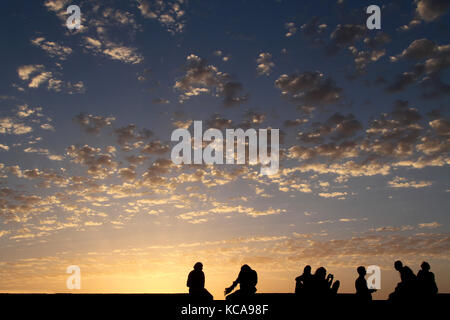 ESSAOURIA, MAROC - 11 MAI : un groupe de jeunes non identifiés jouent de la guitare au coucher du soleil sur les remparts, à Essaouira, Maroc, le 11 mai 2013.Essai Banque D'Images