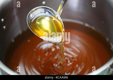 Rendre le consommé de poulet soupe dans un pot Banque D'Images