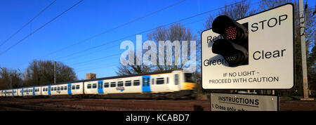 Train les feux rouges à un passage à niveau sans pilote, Offord Cluny Village, East Coast Main Line Railway, Cambridgeshire, Angleterre, RU Banque D'Images