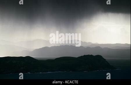 De fortes pluies sur les montagnes qui entourent le Loch Ewe, Highlands, Ecosse, Royaume-Uni. Banque D'Images