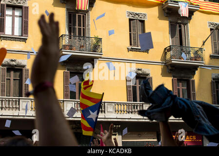 Barcelone, Espagne. 3ème oct 2017. Les partisans de l'indépendance catalane qui protestaient à Barcelone, Espagne, 3 octobre 2017. Des syndicats et d'autres organismes appelés à la grève générale en Catalogne pour mardi pour protester contre l'action de la police au cours de l'indépendance lors du référendum organisé dimanche. crédit : nicolas carvalho ochoa/dpa/Alamy live news Banque D'Images