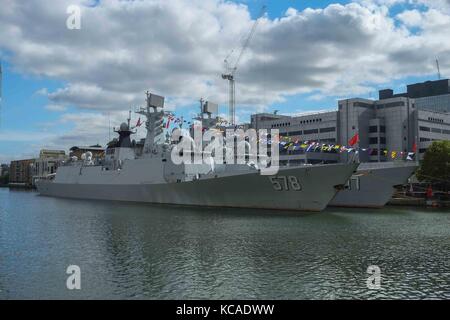 Londres, Royaume-Uni. 3ème Oct 2017. Deux navires de la Marine chinoise (577) et de Huanggang Yangzhou (588) dans la région de West India Dock sur 3e octobre 2017. Les deux nouvelles frégates font partie de la flotte de la mer de Chine orientale et appartiennent à l'une des frégates de type 054missiles famille développé et construit par la Chine.Le type 054 une frégate peut être utilisée pour attaquer des navires de surface et sous-marins avec la surveillance à longue portée et les capacités de défense de l'air.Credit : claire doherty/Alamy Live News Banque D'Images