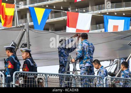 Londres, Royaume-Uni. 3ème Oct 2017. Deux navires de la Marine chinoise (577) et de Huanggang Yangzhou (588) dans la région de West India Dock sur 3e octobre 2017. Les deux nouvelles frégates font partie de la flotte de la mer de Chine orientale et appartiennent à l'une des frégates de type 054missiles famille développé et construit par la Chine.Le type 054 une frégate peut être utilisée pour attaquer des navires de surface et sous-marins avec la surveillance à longue portée et les capacités de défense de l'air.Credit : claire doherty/Alamy Live News Banque D'Images