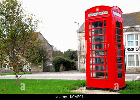 Wakeham, dorset, UK. 3 octobre 2017 - l'ancienne cabine téléphonique gpo dans wakeham, île de Portland, qui a été converti en ce qui pourrait être le plus petit du monde de l'office de tourisme. face à sa suppression, les résidents se cotisaient pour acheter et viens scellé le traiter avec une nouvelle couche de peinture rouge brillant ! Crédit : Stuart fretwell/Alamy live news Banque D'Images