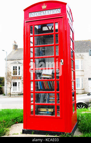 Wakeham, dorset, UK. 3 octobre 2017 - l'ancienne cabine téléphonique gpo dans wakeham, île de Portland, qui a été converti en ce qui pourrait être le plus petit du monde de l'office de tourisme. face à sa suppression, les résidents se cotisaient pour acheter et viens scellé le traiter avec une nouvelle couche de peinture rouge brillant ! Crédit : Stuart fretwell/Alamy live news Banque D'Images