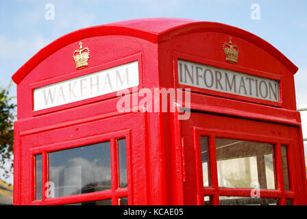 Wakeham, dorset, UK. 3 octobre 2017 - l'ancienne cabine téléphonique gpo dans wakeham, île de Portland, qui a été converti en ce qui pourrait être le plus petit du monde de l'office de tourisme. face à sa suppression, les résidents se cotisaient pour acheter et viens scellé le traiter avec une nouvelle couche de peinture rouge brillant ! Crédit : Stuart fretwell/Alamy live news Banque D'Images