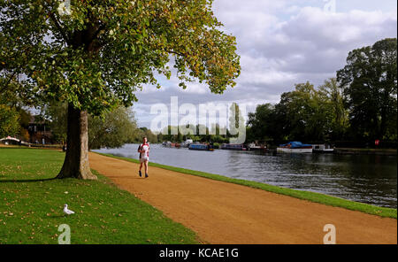 Oxford, UK. 3ème oct 2017. un coureur à côté de la tamise bénéficie de l'automne chaud météo à Oxford aujourd'hui crédit : Simon dack/Alamy live news Banque D'Images