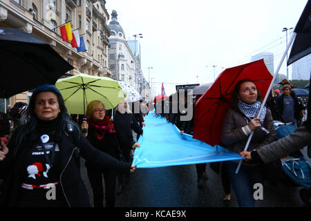 Varsovie, Pologne. 06Th oct, 2017. grande manifestation pour les droits des femmes et contre l'avortement par la loi polonaise régissant parti pis (Prawo i Sprawiedliwosc - Droit et justice) se déplace au centre de Varsovie. crédit : madeleine ratz/Alamy live news Banque D'Images