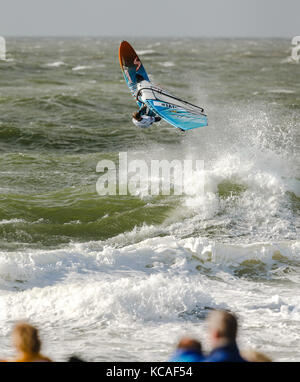 Berlin, Allemagne. 3ème oct 2017 windsurfer suédois de Rydberg. markus en action pendant la coupe du monde de windsurf mercedes benz sur l'île de Sylt. crédit : Frank molter/Alamy live news Banque D'Images