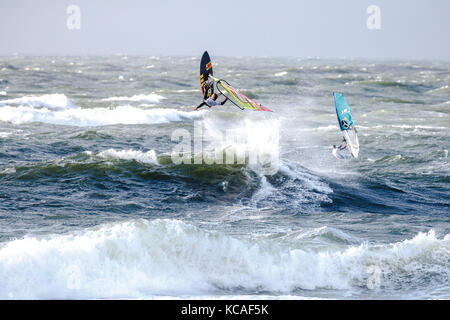 Berlin, Allemagne. 3ème oct 2017 véliplanchiste français. jules denel en action pendant la coupe du monde de windsurf mercedes benz sur l'île de Sylt. crédit : Frank molter/Alamy live news Banque D'Images