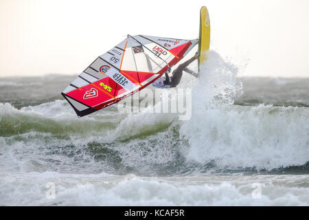 Berlin, Allemagne. 3ème oct 2017. L'espagnol windsurfer victor fernandez en action pendant la coupe du monde de windsurf mercedes benz sur l'île de Sylt. crédit : Frank molter/Alamy live news Banque D'Images