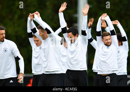 Frankfurt am Main, Allemagne. 3ème oct 2017. L'Allemagne est Sandro Wagner (l-r), Matthias ginter, Niklas suele, mats hummels et shkodran mustafi l'échauffement lors d'une session de formation de l'équipe de football de l'Allemagne à la Kleine kampfbahn à la Commerzbank Arena à Frankfurt am Main, Allemagne, 3 octobre 2017. crédit : Uwe anspach/dpa/Alamy live news Banque D'Images