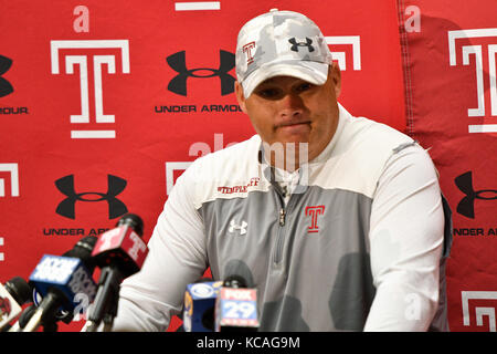 Philadelphie, Pennsylvanie, USA. 3ème Oct 2017. L'entraîneur en chef du Temple Geoff COLLINS, tenir un presser pour expliquer la perte de la semaine dernière à Houston et les plans pour le prochain match contre East Carolina Crédit : Ricky Fitchett/ZUMA/Alamy Fil Live News Banque D'Images