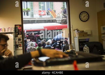 Barcelone, Barcelone, Espagne. 1 octobre, 2017 Référendum sur l'independiente. Le 1er octobre dans les écoles et les centres de jeunes dans le quartier de Gracia de Barcelone. crédit : nacho guadano/zuma/Alamy fil live news Banque D'Images