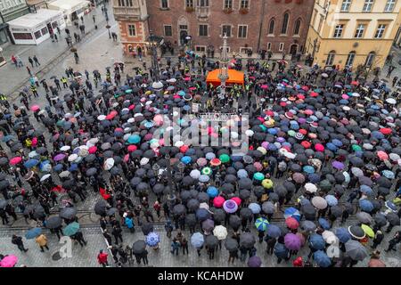 Wroclaw, Pologne. 3ème oct 2017. noir de protestation - la grève des femmes. femmes polonaises dans les rues pour protester contre des lois sur l'avortement en Pologne. parasols devenir un signe de protestation. wroclaw. crédit : Pologne krzysztof kaniewski/zuma/Alamy fil live news Banque D'Images