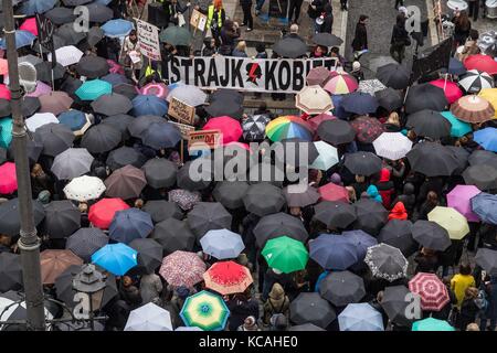 Wroclaw, Pologne. 3ème oct 2017. noir de protestation - la grève des femmes. femmes polonaises dans les rues pour protester contre des lois sur l'avortement en Pologne. parasols devenir un signe de protestation. wroclaw. crédit : Pologne krzysztof kaniewski/zuma/Alamy fil live news Banque D'Images