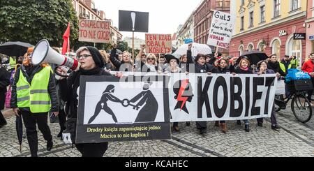 Wroclaw, Pologne. 3ème oct 2017. noir de protestation - la grève des femmes. femmes polonaises dans les rues pour protester contre des lois sur l'avortement en Pologne. parasols devenir un signe de protestation. wroclaw. crédit : Pologne krzysztof kaniewski/zuma/Alamy fil live news Banque D'Images