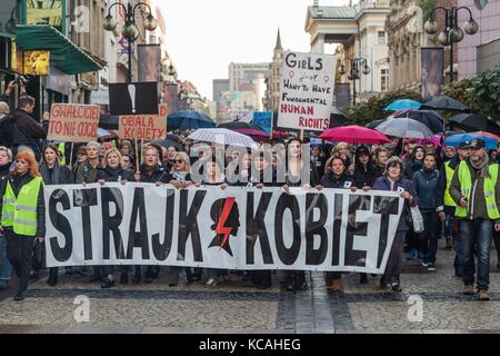 Wroclaw, Pologne. 3ème oct 2017. noir de protestation - la grève des femmes. femmes polonaises dans les rues pour protester contre des lois sur l'avortement en Pologne. parasols devenir un signe de protestation. wroclaw. crédit : Pologne krzysztof kaniewski/zuma/Alamy fil live news Banque D'Images