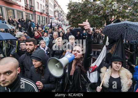 Wroclaw, Pologne. 3ème oct 2017. noir de protestation - la grève des femmes. femmes polonaises dans les rues pour protester contre des lois sur l'avortement en Pologne. parasols devenir un signe de protestation. wroclaw. crédit : Pologne krzysztof kaniewski/zuma/Alamy fil live news Banque D'Images