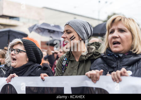 Wroclaw, Pologne. 3ème oct 2017. noir de protestation - la grève des femmes. femmes polonaises dans les rues pour protester contre des lois sur l'avortement en Pologne. parasols devenir un signe de protestation. wroclaw. crédit : Pologne krzysztof kaniewski/zuma/Alamy fil live news Banque D'Images