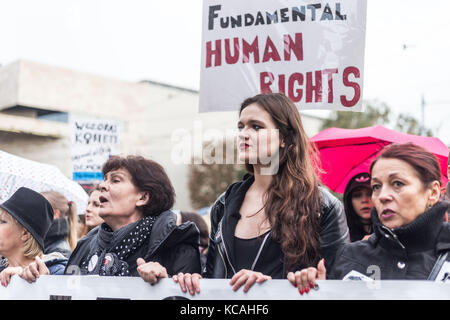 Wroclaw, Pologne. 3ème oct 2017. noir de protestation - la grève des femmes. femmes polonaises dans les rues pour protester contre des lois sur l'avortement en Pologne. parasols devenir un signe de protestation. wroclaw. crédit : Pologne krzysztof kaniewski/zuma/Alamy fil live news Banque D'Images