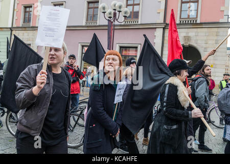 Wroclaw, Pologne. 3ème oct 2017. noir de protestation - la grève des femmes. femmes polonaises dans les rues pour protester contre des lois sur l'avortement en Pologne. parasols devenir un signe de protestation. wroclaw. crédit : Pologne krzysztof kaniewski/zuma/Alamy fil live news Banque D'Images