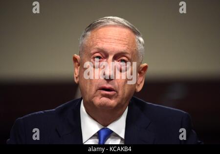 Washington, USA. 3ème oct 2017. secrétaire américain à la défense, jim mattis témoigne lors d'une audition devant la commission des forces armées du Sénat sur la colline du Capitole à Washington, DC, États-Unis, le oct. 3, 2017. Le comité a tenu l'audience sur la situation politique et la sécurité en Afghanistan. crédit : yin bogu/Xinhua/Alamy live news Banque D'Images