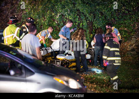 Haverford Township, Pennsylvanie, États-Unis. 3 octobre 2017. Juste avant 19 heures, Manoa Fire Company 56, Medic 108-7 et la police du canton de Haverford ont été dépêchés sur place pour un accident de véhicule automobile avec piégeage au coin de West Chester Pike et Lawrence Road dans le canton de Haverford, PA. L'adjoint 56 (Norman) est arrivé et a signalé un seul véhicule sans piégeage mais 7 blessés. Crédit : Kelleher Photography/Alamy Live News Banque D'Images