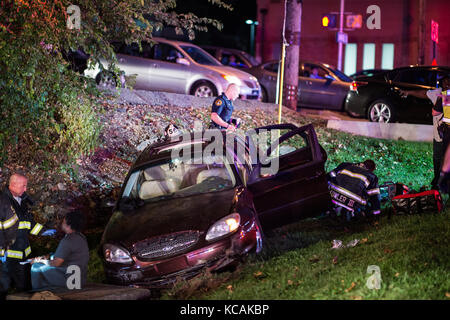 Haverford Township, Pennsylvanie, États-Unis. 3 octobre 2017. Juste avant 19 heures, Manoa Fire Company 56, Medic 108-7 et la police du canton de Haverford ont été dépêchés sur place pour un accident de véhicule automobile avec piégeage au coin de West Chester Pike et Lawrence Road dans le canton de Haverford, PA. L'adjoint 56 (Norman) est arrivé et a signalé un seul véhicule sans piégeage mais 7 blessés. Crédit : Kelleher Photography/Alamy Live News Banque D'Images