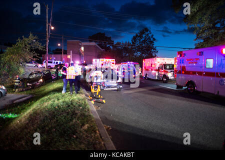 Haverford Township, Michigan, USA. 3 octobre, 2017. juste avant 19h00, incendie de manoa, medic 108-7 56 société haverford township et la police ont été envoyés à un accident de voiture avec la provocation policière à l'angle de West Chester Pike et Lawrence road à haverford township, pa. sous-56 (Norman) est arrivé et a signalé un seul véhicule sans provocation mais 7 blessures. crédit : kelleher photography/Alamy live news Banque D'Images