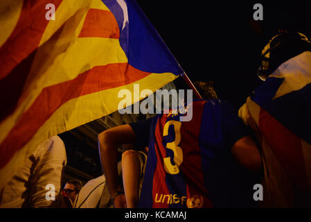 Barcelone, Espagne. 3 octobre. Un manifestant porte une équipe de football de Barcelone t-shirt avec le nom du joueur sur gerard piqué au cours de la protestation contre le gouvernement espagnol et le comportement de la police pendant le référendum catalan, au 1er octobre, lors de la grève générale qui a été largement suivie. crédit : ros padulles ALADI/Alamy live news Banque D'Images