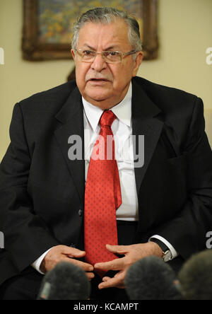 Washington, DC - le 25 juin 2008 -- le président de l'Irak Jalal Talabani fait des commentaires aux médias après une réunion avec le président des États-Unis George W. Bush au Bureau ovale de la Maison Blanche à Washington, DC USA 25 juin 2008. Un bombardement routier a tué trois soldats américains hier dans le nord de l'Irak, portant à sept le nombre de soldats américains morts cette semaine dans le pays. Crédit: Shawn Thew/Pool via CNP /MediaPunch Banque D'Images