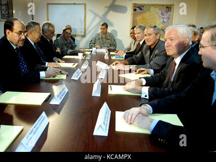 Al Asad, Irak - Le 3 Septembre 2007 -- Le Président Des États-Unis George W. Bush, Le Secrétaire À La Défense Robert M. Gates, Le Conseiller À La Sécurité Nationale Steve Hadley, Ambassadeur Des États-Unis En Irak Ryan Crocker, Et la Secrétaire d'Etat Condolezza Rice, rencontrent le Président irakien Jalal Talabani et le Premier Ministre Nouri al Makili et d'autres hauts fonctionnaires du Gouvernement irakien à la base aérienne d'Al Astad, en Irak, le lundi 3 septembre 2007. Crédit: Cherie A. Thurlby - DoD via CNP /MediaPunch Banque D'Images