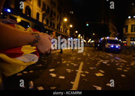 Barcelone, Espagne. 3 octobre. La police catalane se tenir devant la police nationale pour empêcher l'administration centrale se bat au cours de la protestation contre le gouvernement espagnol et le comportement de la police pendant le référendum catalan, au 1er octobre, lors de la grève générale qui a été largement suivie. crédit : ros padulles ALADI/Alamy live news Banque D'Images