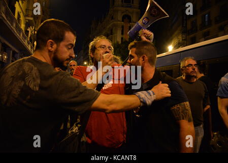 Barcelone, Espagne. 3 octobre. Antonio Baños, ancien chef de la COUPE de gauche et du parti pro-indépendance (la candidature populaire à l'unité) demande à la foule de se dissoudre à Barcelone lors de la protestation contre le gouvernement espagnol et le comportement de la police nationale pendant le référendum catalan, le 1er octobre, lors de la grève générale qui a été largement suivie. Crédit: LAIA Ros Padulles/Alamy Live News Banque D'Images