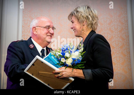 La Haye, pays-Bas. 3 octobre 2017. Prinsess Laurentien des pays-Bas lors de la cérémonie de remise du prix du joueur le plus influent de la philanthropie néerlandaise 2017-2018 organisée par de Dikke Blauwe à Societeit de Witte à la Haye, pays-Bas, le 3 octobre 2017. Princesse Laurentien est la fondatrice de la fondation Missing Chapter qui donne aux enfants une voix sur les questions sociales. Crédit : Patrick van Katwijk - PAS DE SERVICE - crédit : Patrick van Katwijk/Dutch photo Press/dpa/Alamy Live News Banque D'Images