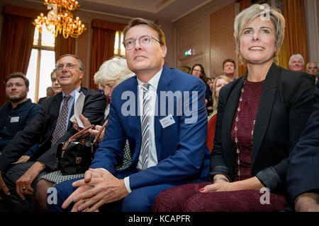 La Haye, pays-Bas. 3 octobre 2017. Prinsess Laurentien des pays-Bas, avec son mari le Prince Constantijn, lors de la cérémonie de remise du prix du joueur le plus influent de la philanthropie néerlandaise 2017-2018 organisée par de Dikke Blauwe à la Societeit de Witte à la Haye, pays-Bas, le 3 octobre 2017. Princesse Laurentien est la fondatrice de la fondation Missing Chapter qui donne aux enfants une voix sur les questions sociales. Crédit : Patrick van Katwijk - PAS DE SERVICE - crédit : Patrick van Katwijk/Dutch photo Press/dpa/Alamy Live News Banque D'Images