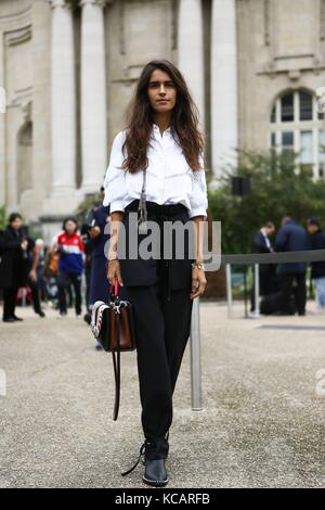 Chiara Totire posant devant le défilé sacai pendant la semaine de la mode de Paris - 2 octobre 2017 - photo : Runway Manhattan/Valentina Ranieri ***pour usage éditorial seulement *** | usage mondial Banque D'Images